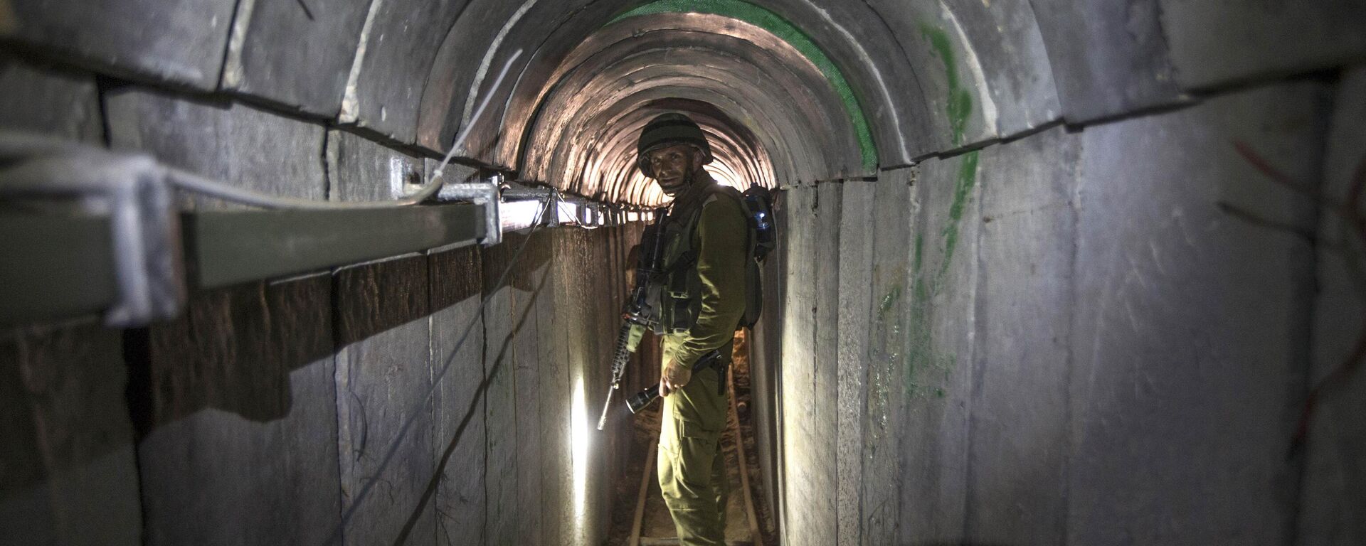 FILE - In this Friday, July 25, 2014 file photo, an Israeli army officer gives journalists a tour of a tunnel allegedly used by Palestinian militants for cross-border attacks, at the Israel-Gaza Border. - Sputnik International, 1920, 30.10.2023
