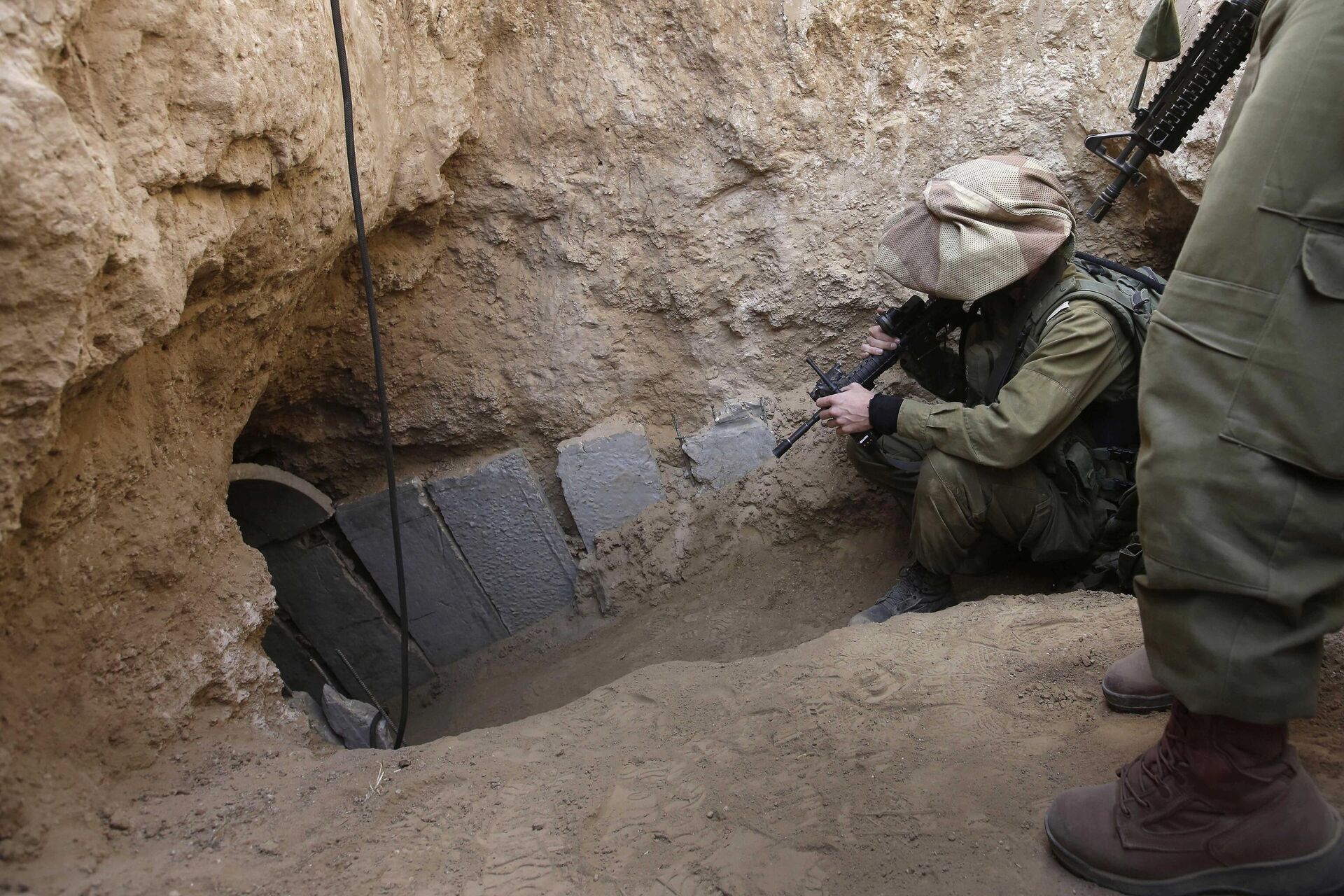FILE - In this Sunday, Oct. 13, 2013 file photo, Israeli soldiers enter a tunnel discovered near the Israel Gaza border. - Sputnik International, 1920, 19.10.2023