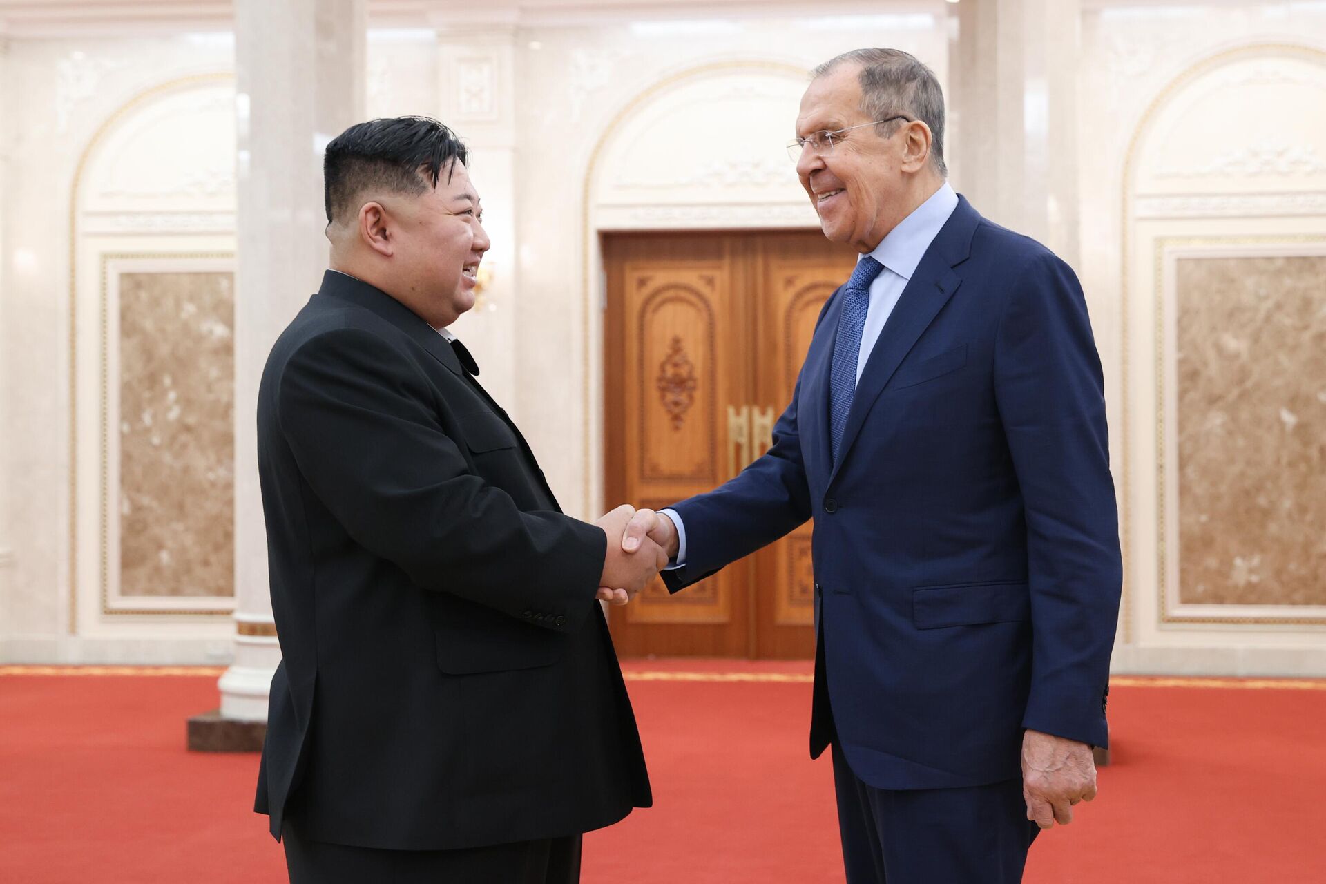 Russian Foreign Minister Sergei Lavrov and Korean Workers Party Chairman Kim Jong-un shake hands during Lavrov's visit to Pyongyang, North Korea on October 19, 2023. - Sputnik International, 1920, 20.10.2023