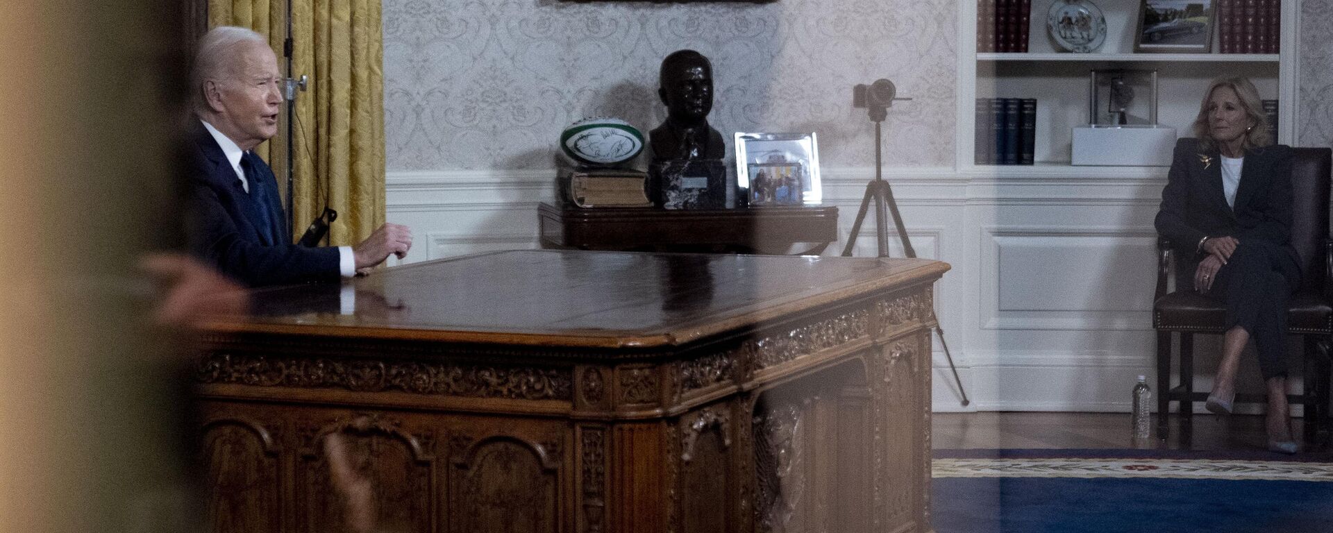 First lady Jill Biden, right, watches as President Joe Biden speaks from the Oval Office of the White House, Thursday, Oct. 19, 2023, in Washington. - Sputnik International, 1920, 20.10.2023