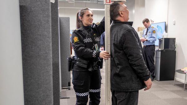 A photo taken on March 22, 2022 shows a Ukrainian refugee getting registered at the National Reception Center with the Norwegian police in Rade, Viken County, Norway, where the Norwegian Directorate of Immigration (UDI) and several official actors try to take care of the many arrivals from Ukraine.  - Sputnik International