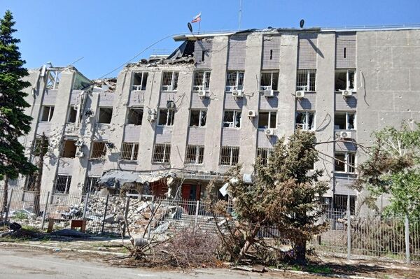 Snapshot of ruins of an administrative building in Mariupol in March 2022. - Sputnik International