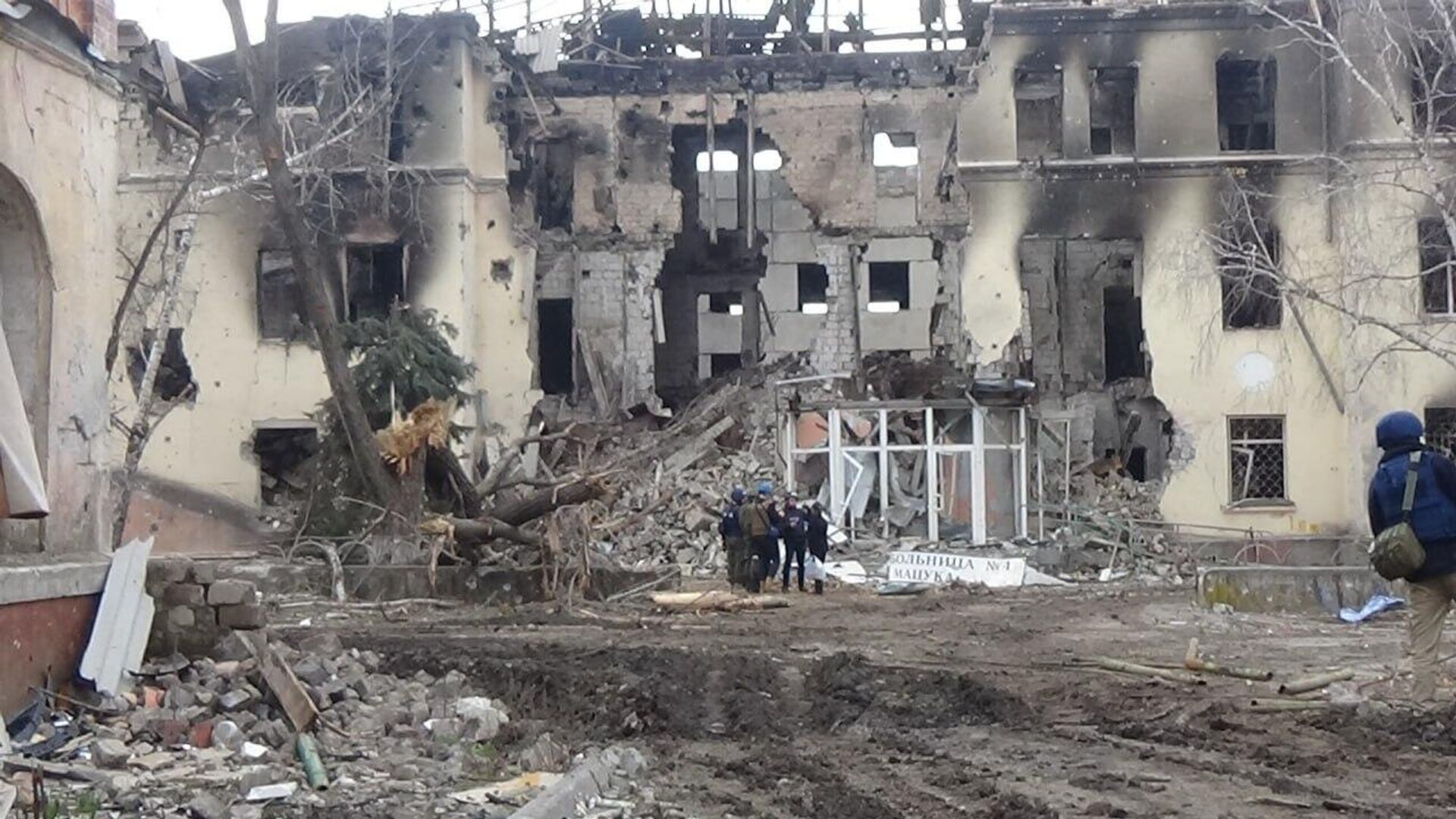 Building suffering heavy damage after block-by-block, house-to-house fighting in Mariupol, DPR. March 2022. - Sputnik International, 1920, 12.02.2024