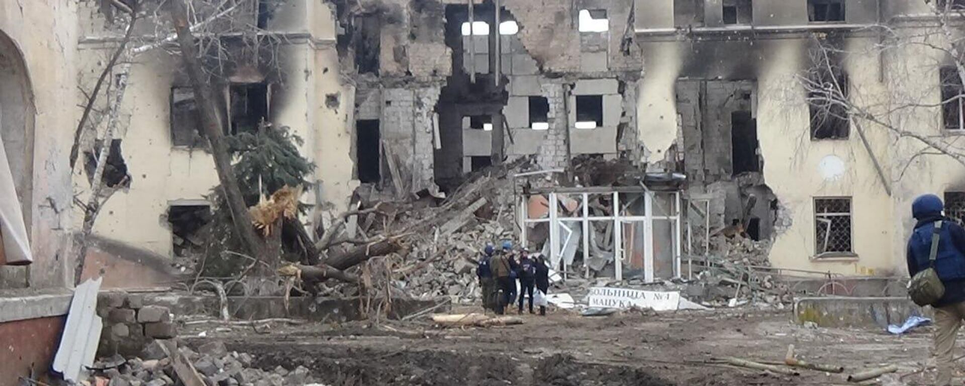 Building suffering heavy damage after block-by-block, house-to-house fighting in Mariupol, DPR. March 2022. - Sputnik International, 1920, 12.02.2024