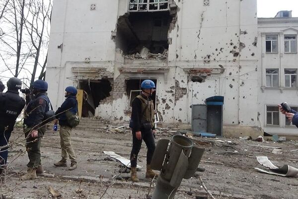 Press look around amid wreckage and ruins in Mariupol, March 2022. - Sputnik International