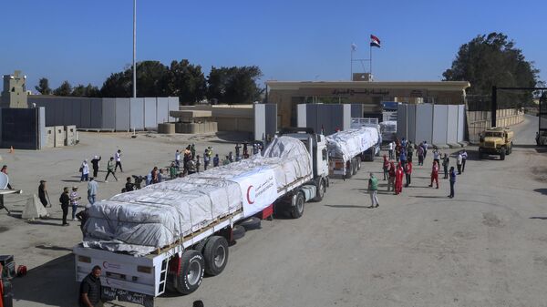 Egyptian Red Crescent trucks carrying humanitarian aid for the Gaza Strip cross the Rafah border gate, in Rafah, Egypt, Saturday, Oct. 21, 2023.  - Sputnik International