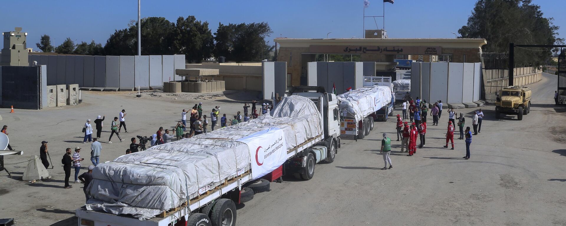Trucks of Egyptian Red Crecent carrying humanitarian aid for the Gaza Strip cross the Rafah border gate, in Rafah, Egypt, Saturday, Oct. 21, 2023.  - Sputnik International, 1920, 07.11.2023