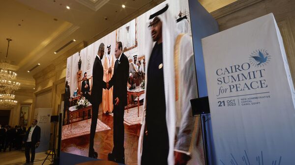Seen on a large screen the British Secretary of State for Foreign, Commonwealth and Development Affairs James Cleverly is greeted by the Egyptian President Abdel-Fattah al-Sisi (2ndR) prior to the start of the International 'Summit for Peace' hosted by the Egyptian president in Cairo on October 21, 2023. - Sputnik International