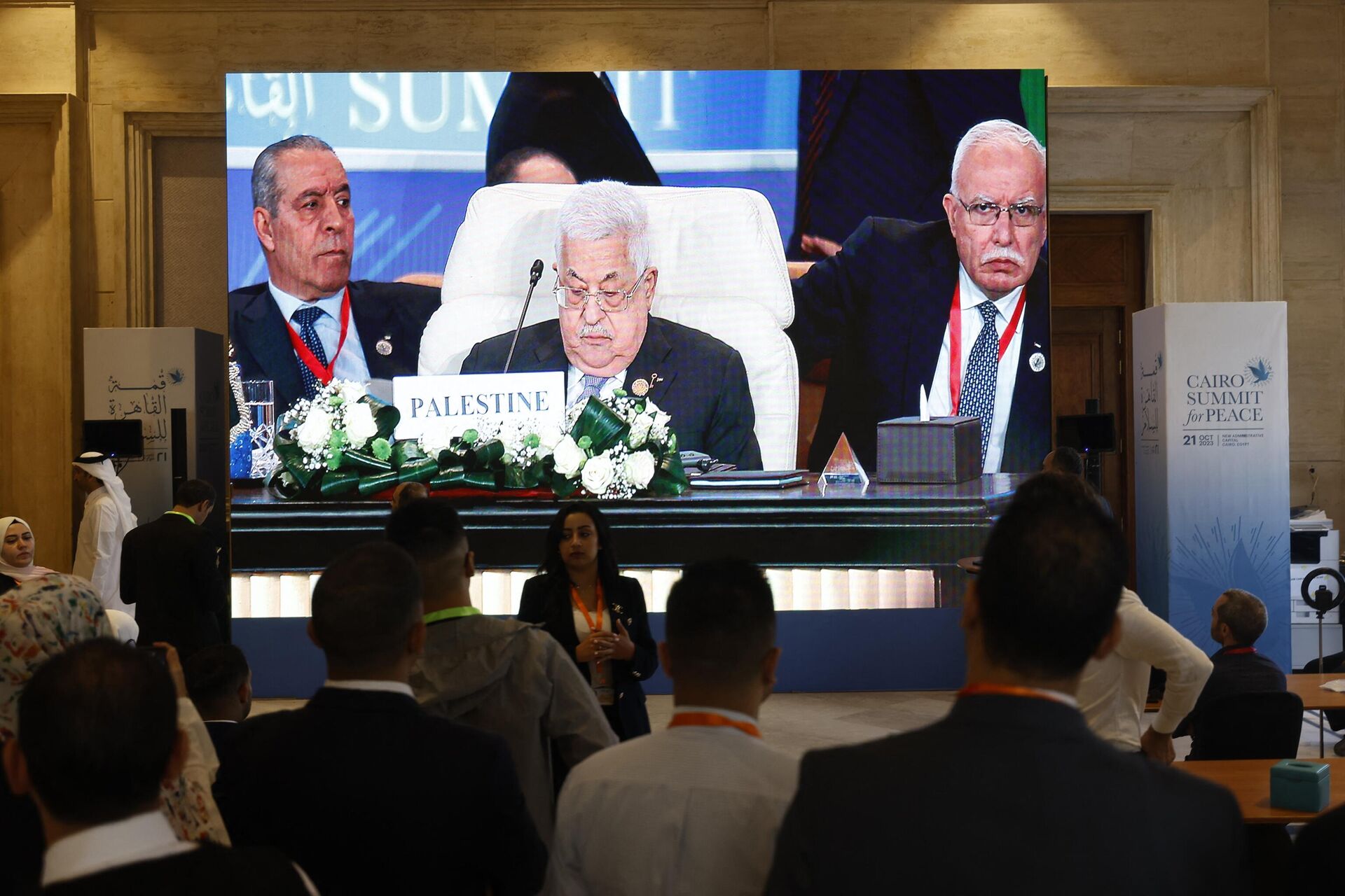 Seen on a large screen the Palestinian president Mahmud Abbas attends the International Peace Summit hosted by the Egyptian president in Cairo on October 21, 2023. - Sputnik International, 1920, 21.10.2023