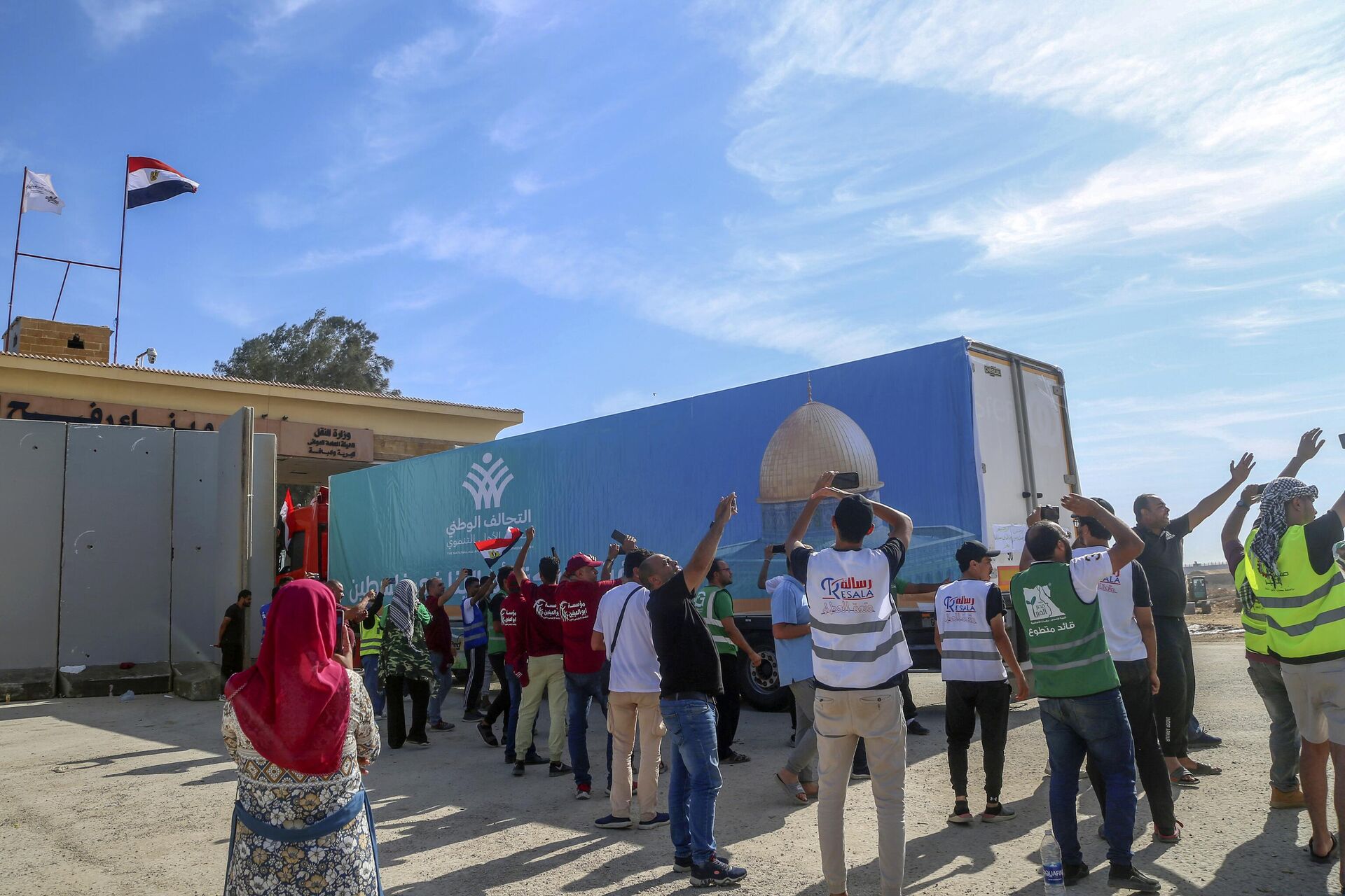 A truck of the Egyptian National Alliance carrying humanitarian aid for the Gaza Strip cross the Rafah border gate, in Rafah, Egypt, Saturday, Oct. 21, 2023.  - Sputnik International, 1920, 21.10.2023