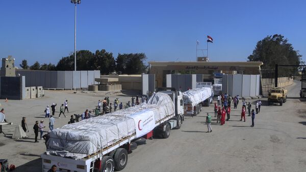 Грузовики с гуманитарной помощью для сектора Газа пересекают КПП Рафах  - Sputnik International