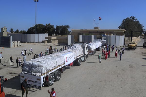 Trucks of the Egyptian Red Crescent carrying humanitarian aid for the Gaza Strip cross the Rafah border gate, in Rafah, Egypt, on 21 October 2023.  - Sputnik International