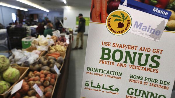 A sign advertises a program that allows food stamp recipients to use their EBT cards to shop at a farmer's market in Topsham, Maine, US. - Sputnik International