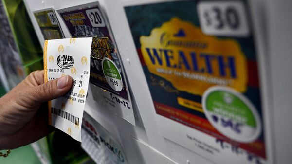 A person buys a Mega Millions lottery ticket at a store on July 29, 2022 in Arlington, Virginia. The jackpot for Friday's Mega Millions is now $1.1 billion, the second-largest jackpot in game history.  - Sputnik International