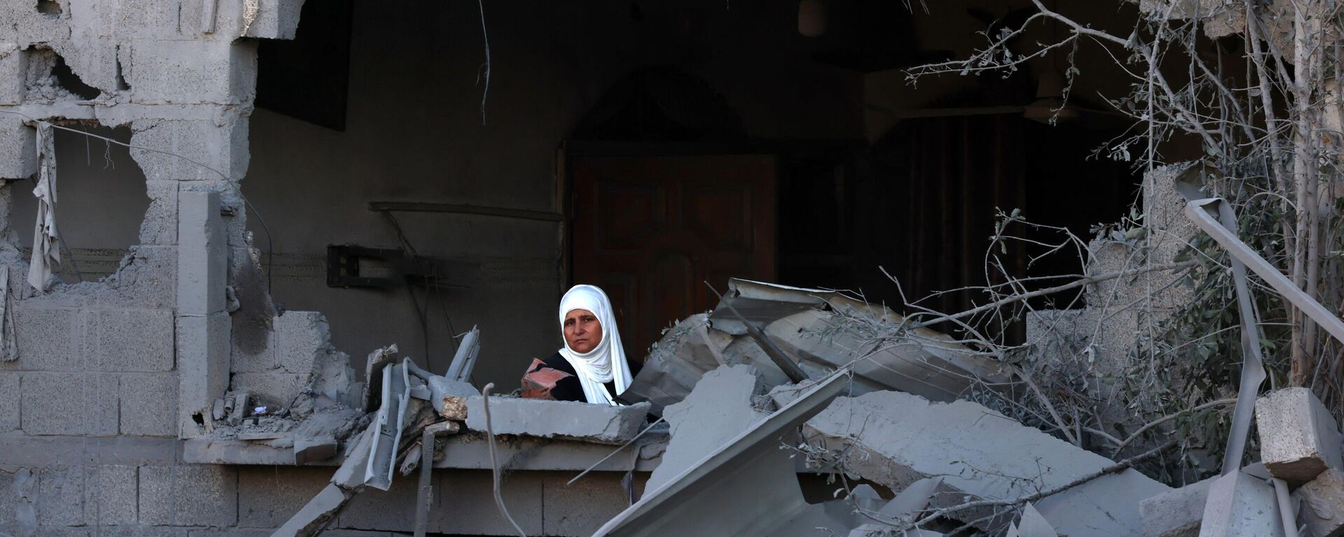 A woman sits amid the rubble of a building destroyed in an Israeli bombardment in Rafah in the southern Gaza Strip on October 21, 2023.  - Sputnik International, 1920, 22.10.2023