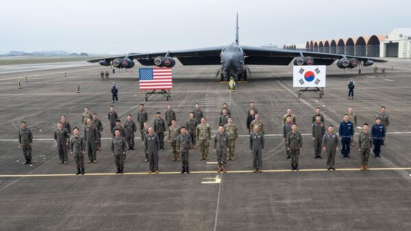 US and South Korean airmen pose for group photo against the backdrop of a US Air Force nuclear-capable B-52H Stratofortress bomber. - Sputnik International