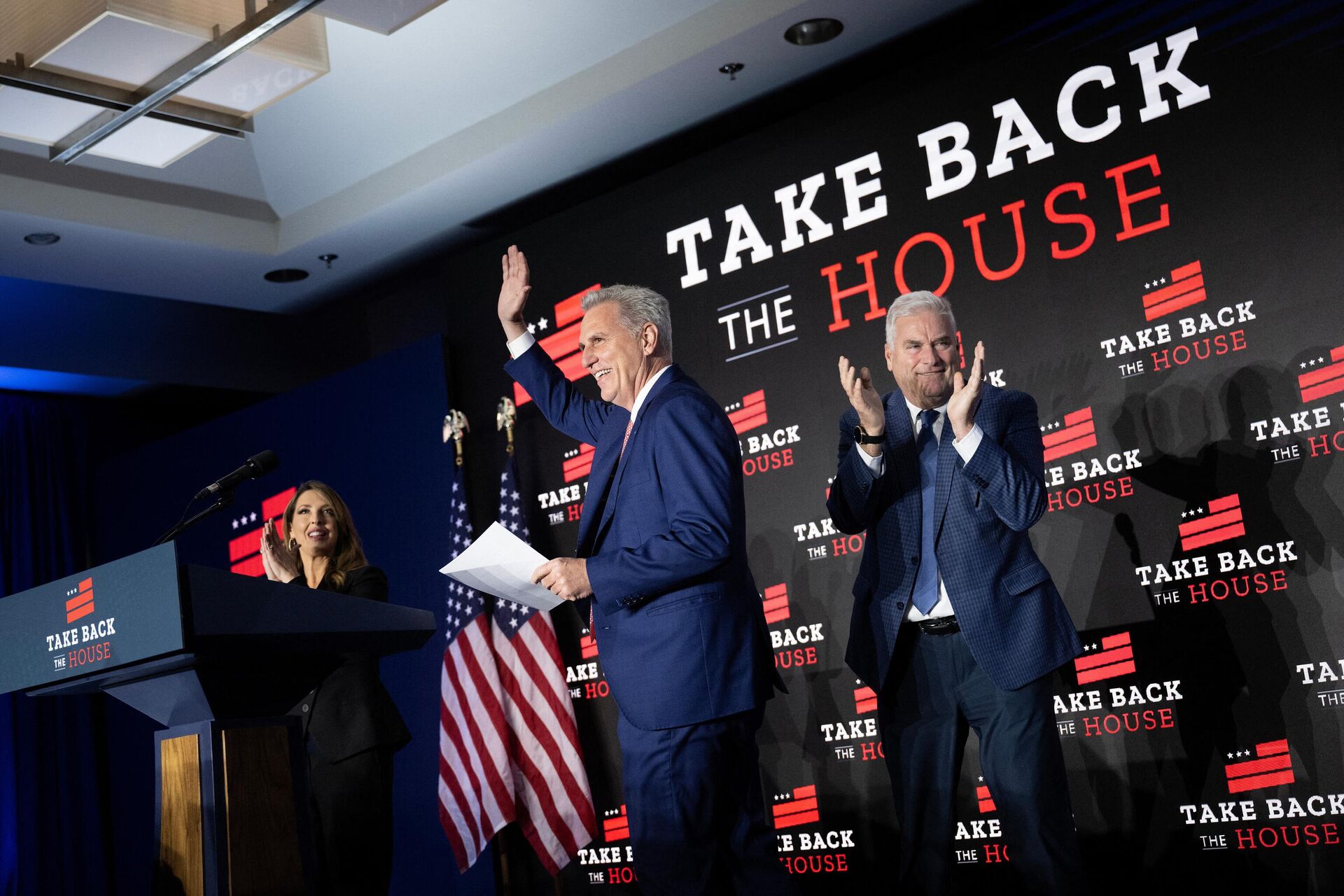 Republican Chair Ronna McDaniel (L) and Rep. Tom Emmer (R-MN) clap as House Minority Leader Kevin McCarthy (R-CA) (C) arrives to speak at his election night watch party after the midterm elections, early on November 9, 2022, in Washington, DC.  - Sputnik International, 1920, 22.10.2023