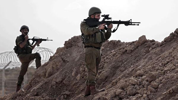 Israeli soldiers take a defensive position in Kibbutz Beeri along the border with the Gaza Strip, in the aftermath of a Palestinian militant attack on October 7. File photo - Sputnik International