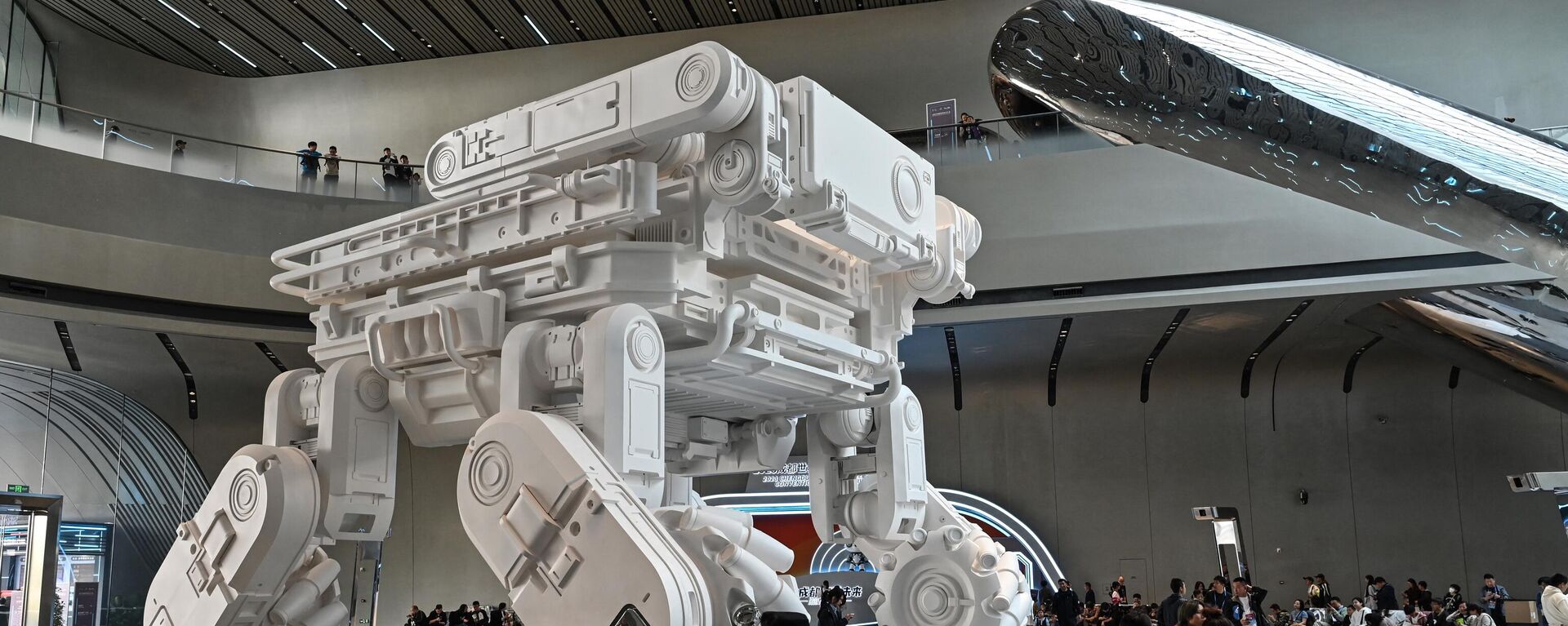 Visitors walk next to a giant sculpture at the 2023 World Science Fiction Convention in Chengdu, in China’s southwest Sichuan province on October 21, 2023 - Sputnik International, 1920, 23.10.2023