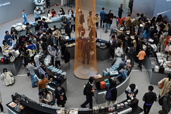 Visitors browsing through merchandise at a store during the Convention in Chengdu. - Sputnik International