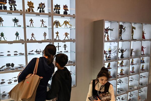 Visitors eye figurines of fictional characters for sale. - Sputnik International