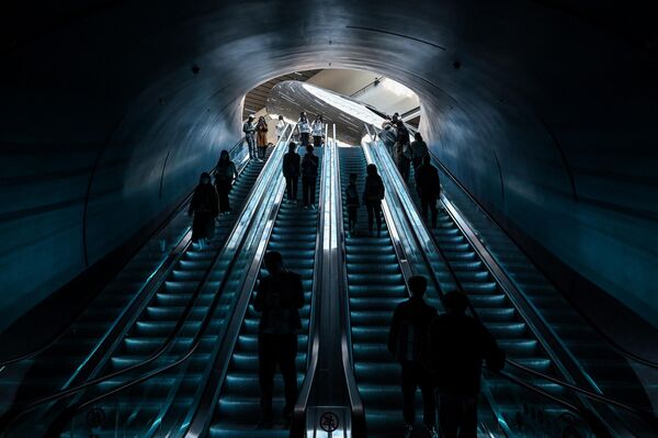 Visitors going up futuristic escalators to enter the exhibition. - Sputnik International