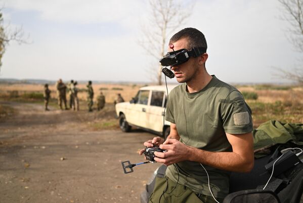 A Russian serviceman learns to fly an FPV (First Person View) drone at the Akhmat aerial reconnaissance school. - Sputnik International