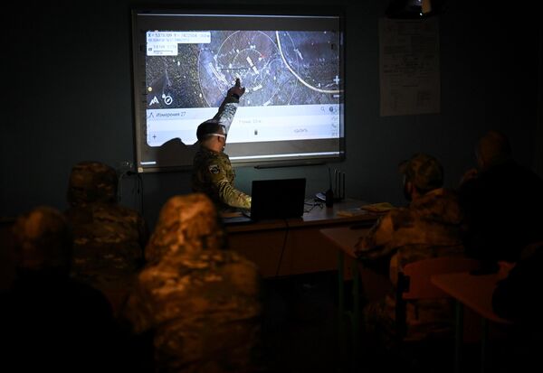 Russian servicemen attending cartography classes. - Sputnik International
