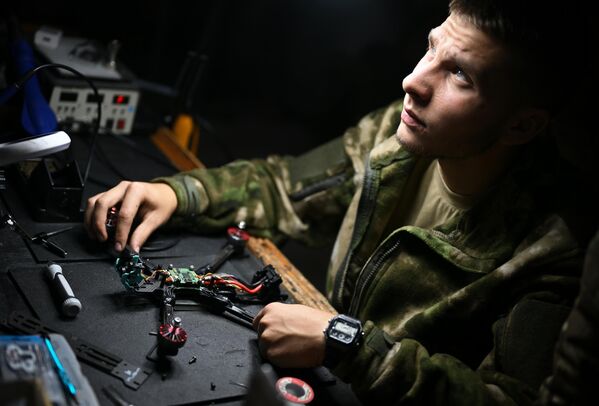 A Russian soldier learns how to repair a drone during engineering training. - Sputnik International