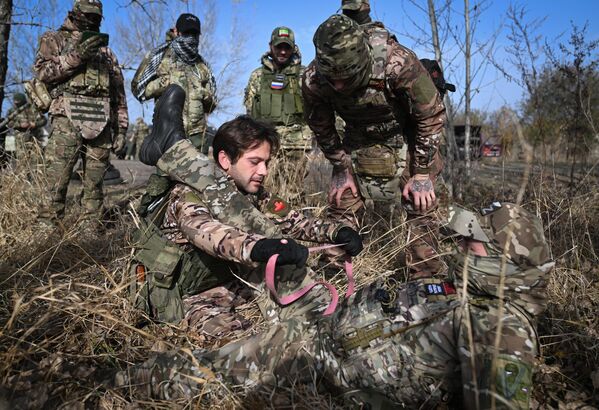 Russian servicemen getting trained in medical assistance at the reconnaissance school. - Sputnik International