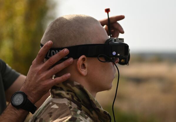 A Russian serviceman learns to operate an FPV drone. - Sputnik International