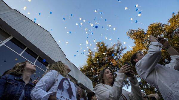 Женщины израильской общины выпускают воздушные шары в память о недавно похищенных женщинах, ставших жертвами нападений в Израиле, на израильском стадионе Маккаби в Сантьяго, Чили - Sputnik International
