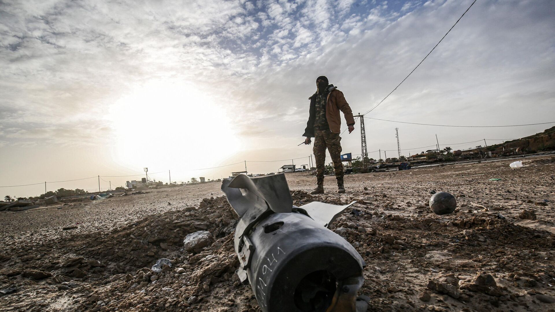 A Palestinian fighter from Ezz-Al Din Al-Qassam Brigades, the armed wing of the Hamas movement, checks debris at the site of an Israeli air strike in Khan Yunis in the southern Gaza Strip December 26, 2019 - Sputnik International, 1920, 28.10.2023