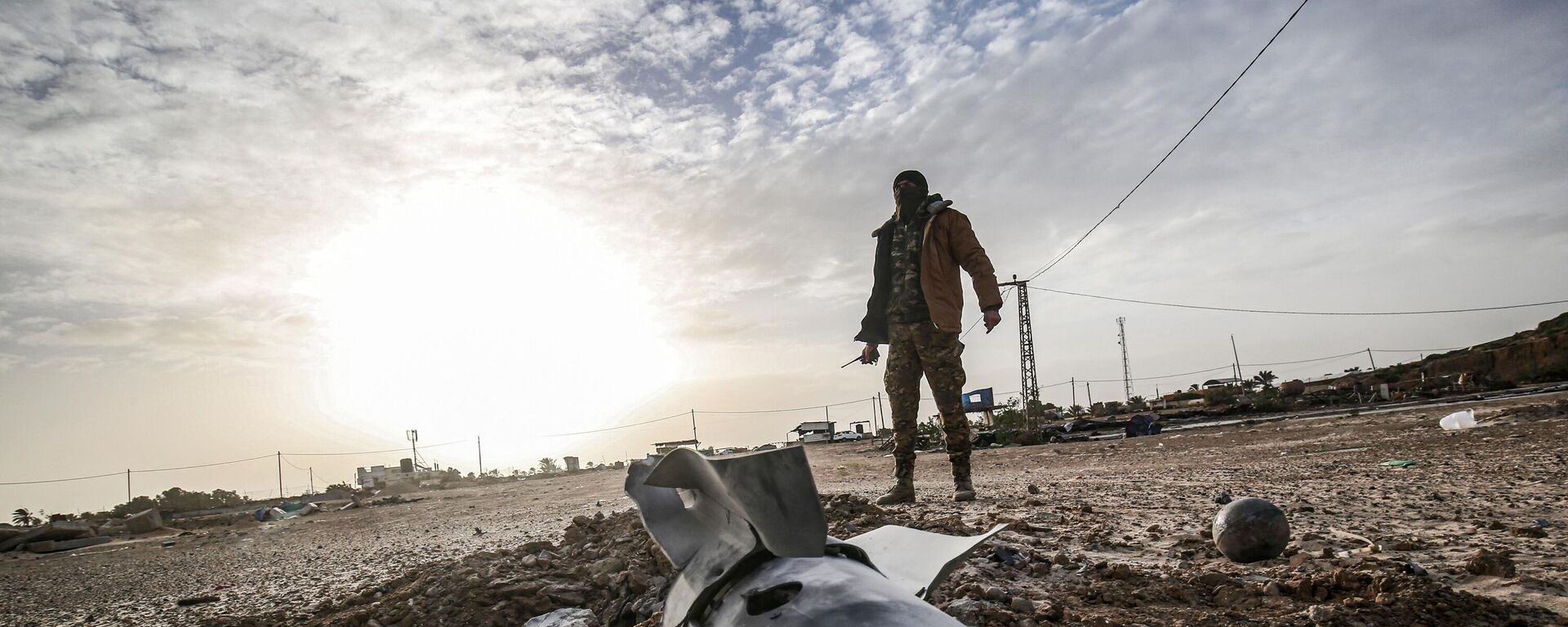 A Palestinian fighter from Ezz-Al Din Al-Qassam Brigades, the armed wing of the Hamas movement, checks debris at the site of an Israeli air strike in Khan Yunis in the southern Gaza Strip December 26, 2019 - Sputnik International, 1920, 28.10.2023
