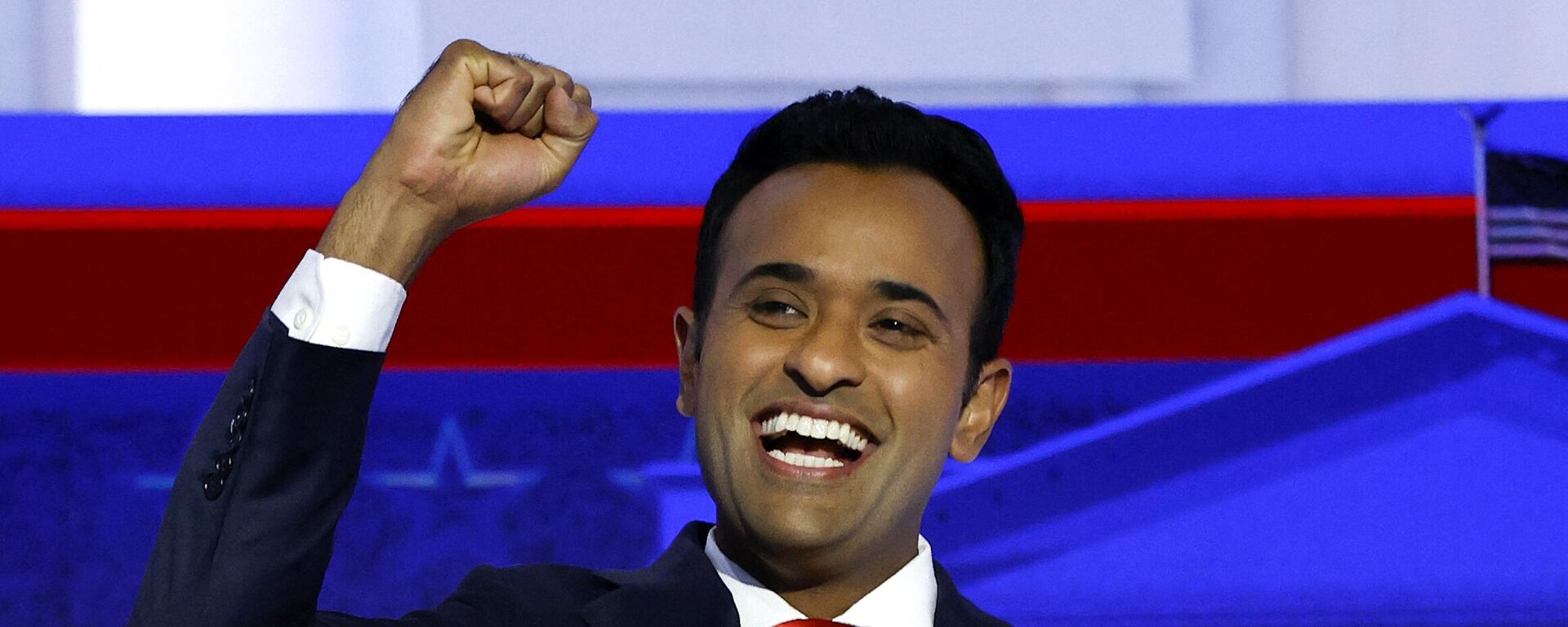 Entrepreneur and author Vivek Ramaswamy gestures as he arrives to take part in the first Republican Presidential primary debate at the Fiserv Forum in Milwaukee, Wisconsin, on August 23, 2023 - Sputnik International, 1920, 25.10.2023