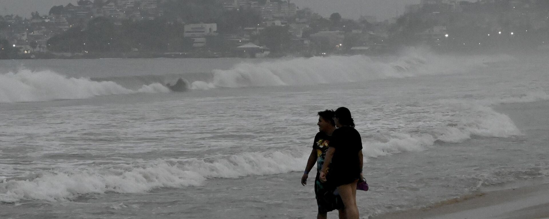 People stand on the beach after Hurricane Otis' arrival alert in Acapulco, Guerrero state, Mexico on October 24, 2023. A new Category 3 hurricane, driven by winds exceeding 200 km/h, threatens Acapulco, the tourist capital of the Pacific on the west coast of Mexico, the American National Hurricane Center (NHC) said on Tuesday. - Sputnik International, 1920, 25.10.2023