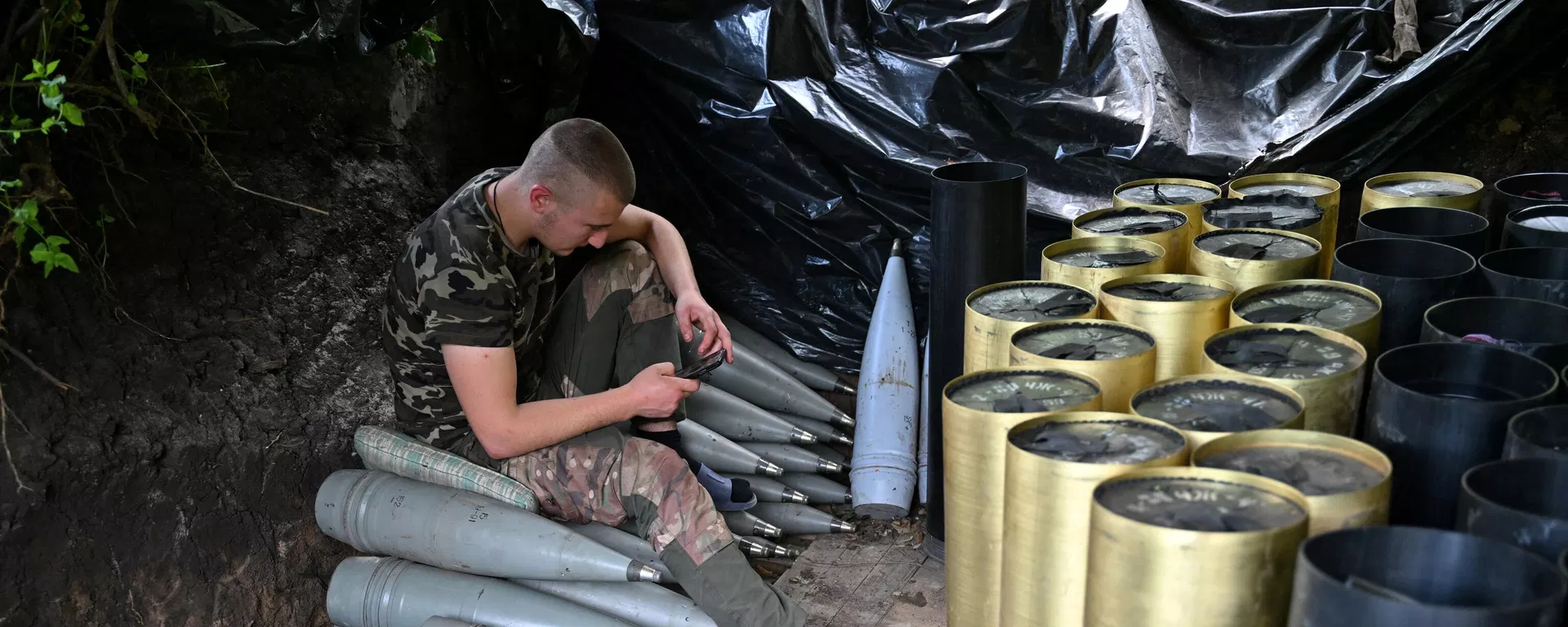 A Ukrainian artilleryman checks his mobile phone next to shells and the cases of propellant charges as he gets a rest at a position near Avdeyevka in the Donetsk region on June 23, 2023. A Ukrainian artilleryman checks his mobile phone next to shells and the cases of propellant charges as he gets a rest at a position near Avdeyevka in the Donetsk region on June 23, 2023. - Sputnik International, 1920, 24.11.2023