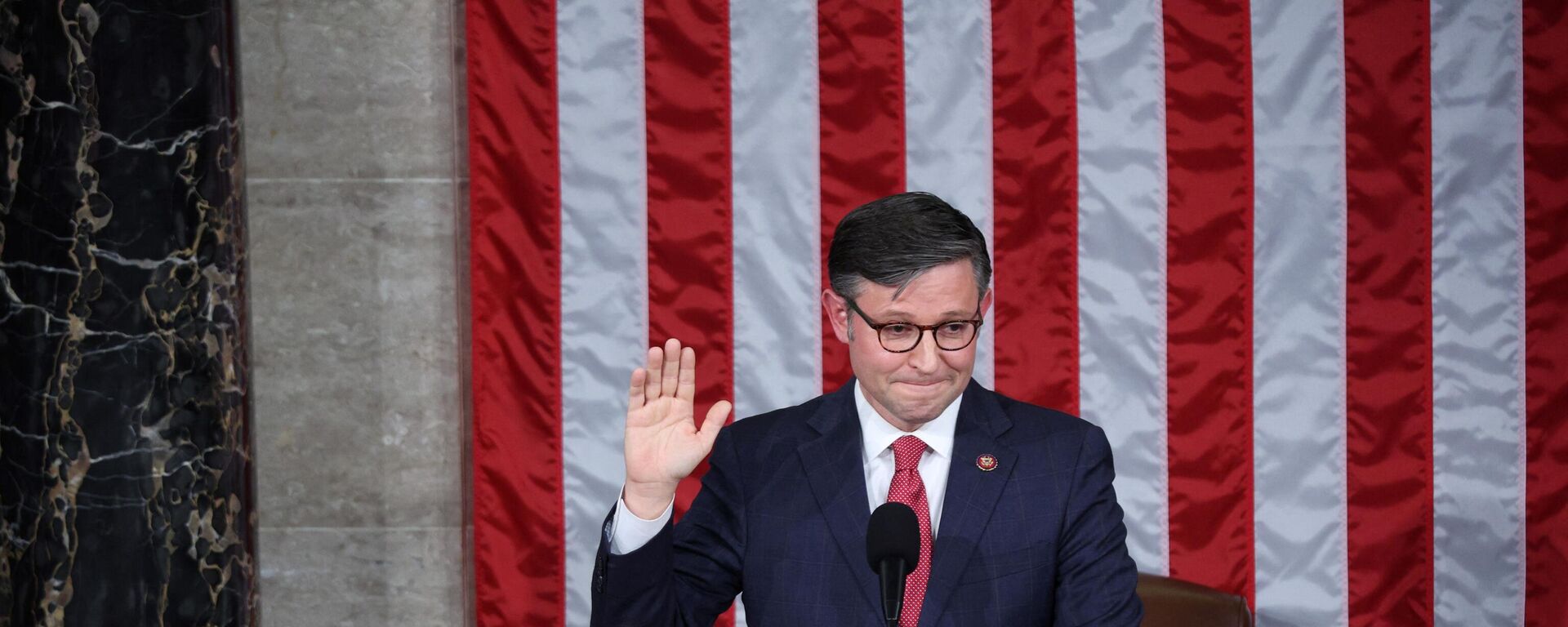 Newly elected US House Speaker Mike Johnson is sworn in at the US Capitol in Washington, DC, on October 25, 2023.  - Sputnik International, 1920, 12.11.2023