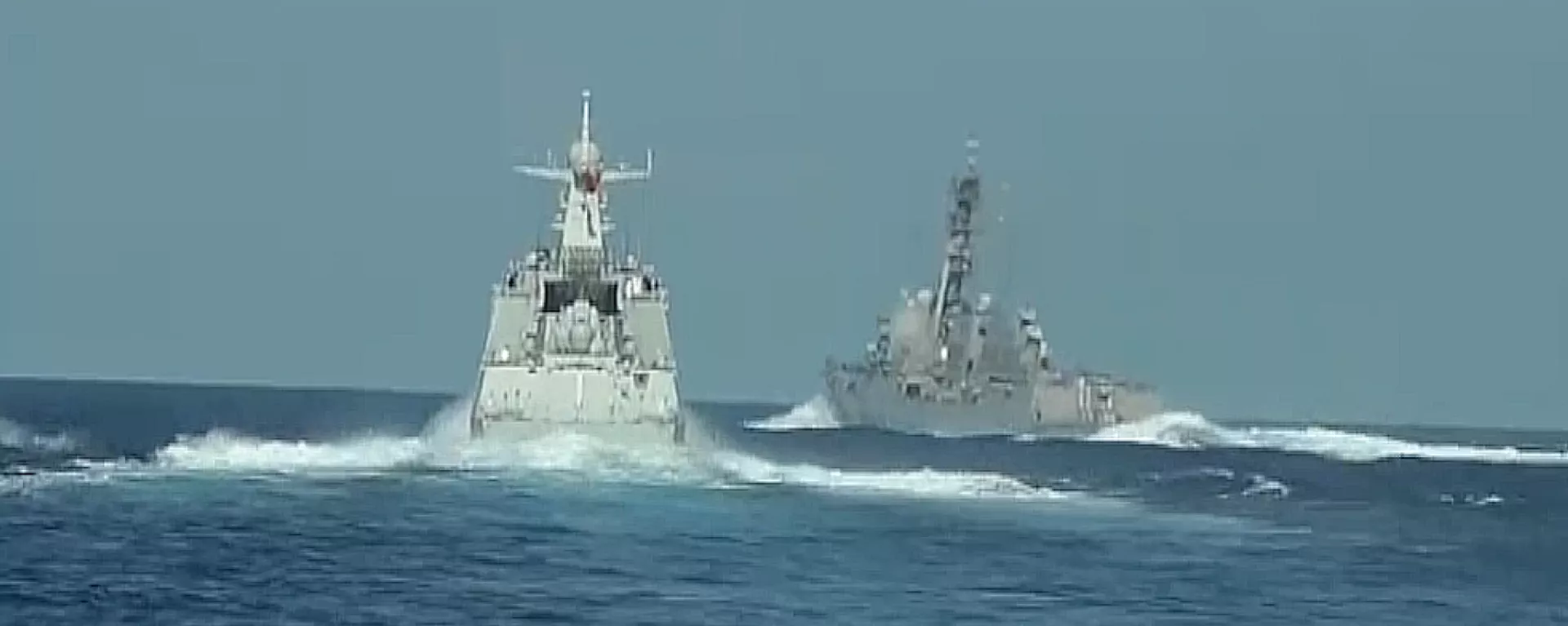 The American destroyer USS Ralph Johnson (right) is seen cutting across the bow of the Chinese frigate Guilin (left) in an encounter on August 19 in the South China Sea. The Chinese Ministry of National Defense released footage of the incident on October 26, calling it an unfettered provocation that violated several regulations governing safe encounters between ships at sea. - Sputnik International, 1920, 04.09.2024