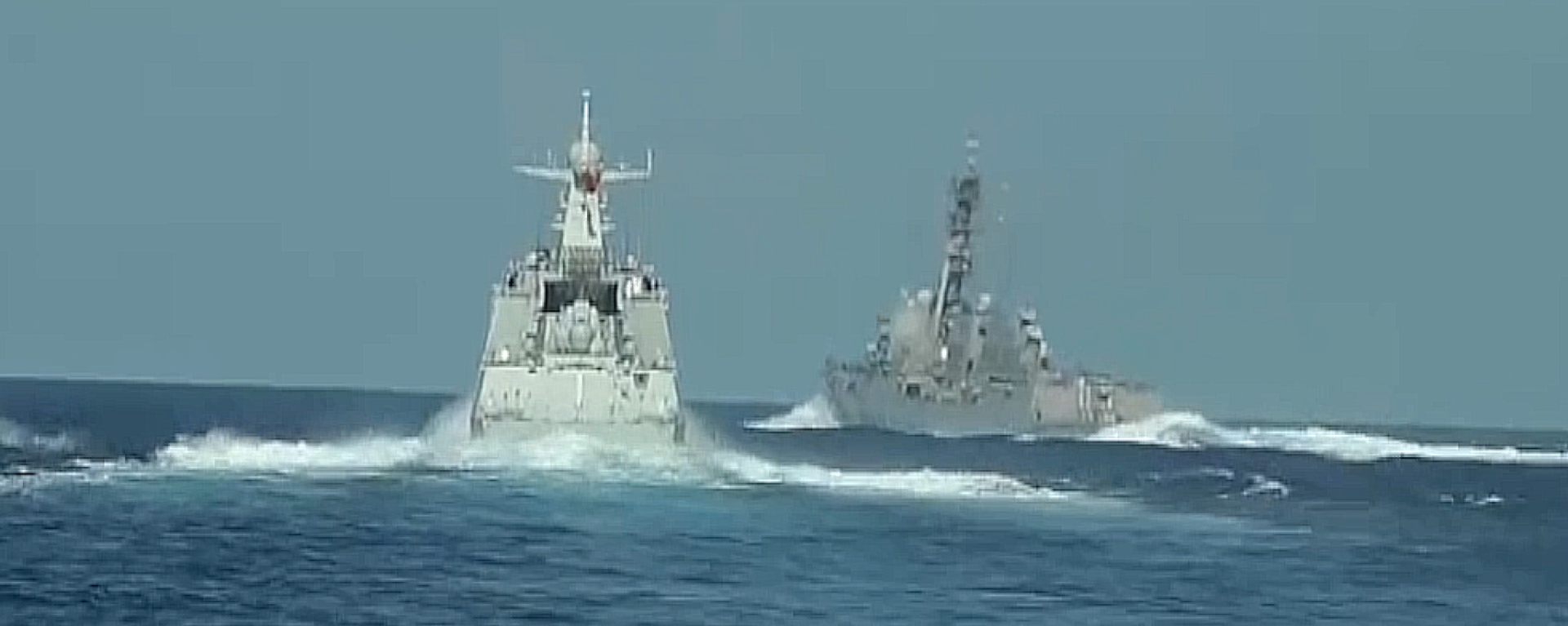The American destroyer USS Ralph Johnson (right) is seen cutting across the bow of the Chinese frigate Guilin (left) in an encounter on August 19 in the South China Sea. The Chinese Ministry of National Defense released footage of the incident on October 26, calling it an unfettered provocation that violated several regulations governing safe encounters between ships at sea. - Sputnik International, 1920, 26.04.2024