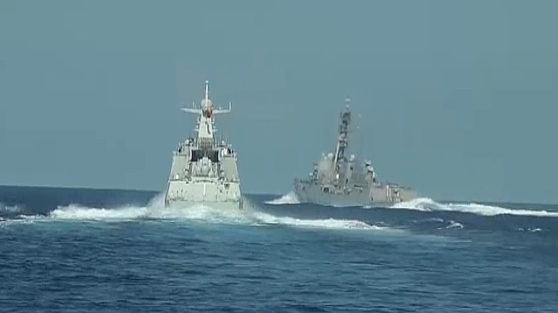 The American destroyer USS Ralph Johnson (right) is seen cutting across the bow of the Chinese frigate Guilin (left) in an encounter on August 19 in the South China Sea. The Chinese Ministry of National Defense released footage of the incident on October 26, calling it an unfettered provocation that violated several regulations governing safe encounters between ships at sea. - Sputnik International, 1920, 06.12.2023