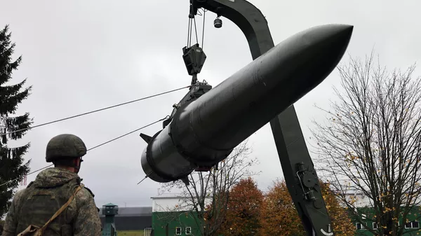 Combat crews of the Baltic Fleet Army Corps load quasi-ballistic missiles from a transport loading vehicle during an electronic launch exercise of Iskander-M operational-tactical missile systems. - Sputnik International