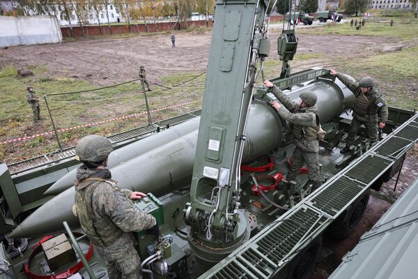 Combat crews of the Army Corps of the Baltic Fleet load a missile launcher with quasi-ballistic missiles using a transport loading vehicle during a training exercise. - Sputnik International