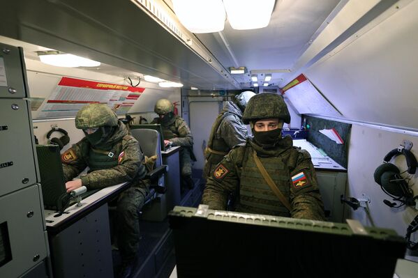 Servicemen of the Baltic Fleet Army Corps in a command and staff vehicle during an Iskander-M operational-tactical missile system electronic launch exercise. - Sputnik International