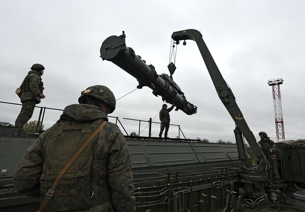 Baltic Fleet Army Corps combat crews load a cruise missile launcher using a transport truck. - Sputnik International