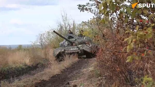 Russian T-80 battle tanks in action in Krasny Liman direction  - Sputnik International