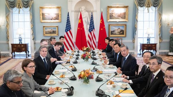 US Secretary of State Antony Blinken (center left) and Chinese Foreign Minister Wang Yi (center right) look on during a meeting at the US Department of State in Washington, DC, on October 27, 2023 - Sputnik International