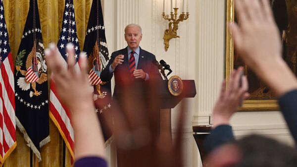 Reporters raise their hands to ask US President Joe Biden questions. File photo. - Sputnik International