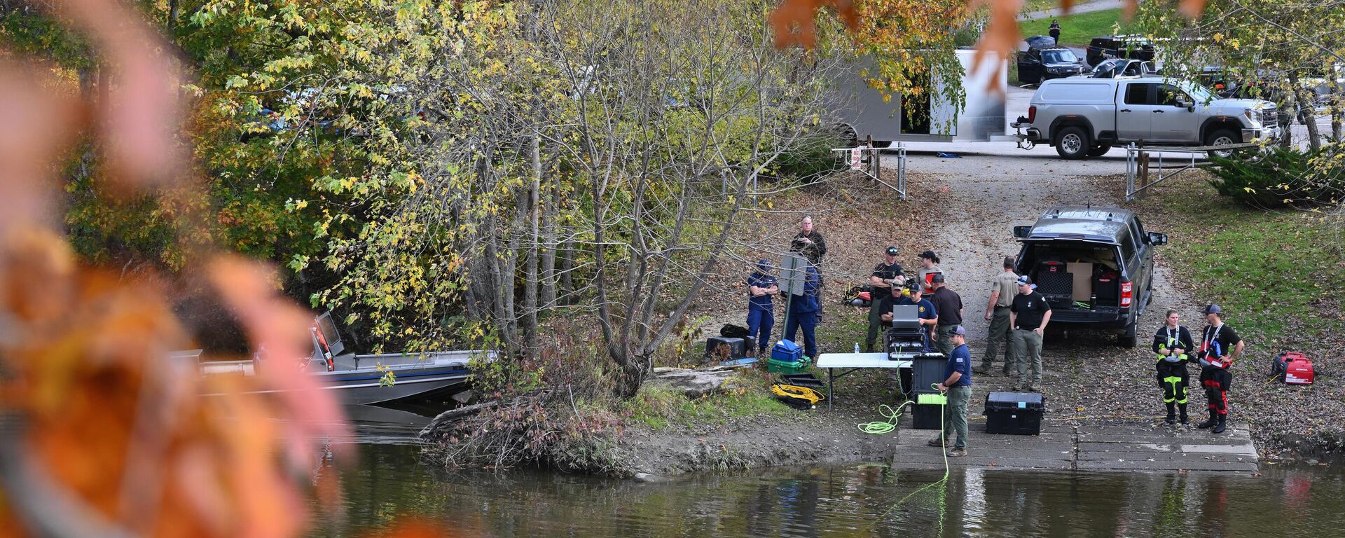 Law enforcement officials prepare to search the Androscoggin River in Lisbon Falls, Maine, on October 27, 2023, in the aftermath of a mass shooting in Lewiston, Maine. Police in Maine struggled for a second day on October 27, 2023, to catch a man who gunned down 18 people with a semi-automatic rifle in a bowling alley and a bar in a town where locals were enjoying an evening out. Robert Card, 40, is accused of being the man seen on security cameras walking into a Lewiston bowling alley on the evening of October 25, 2023, and launching the country's deadliest mass shooting of the year so far. In addition to the 18 murdered at the bowling venue and later in a bar, the US Army reservist is accused of wounding 13. - Sputnik International, 1920, 28.10.2023