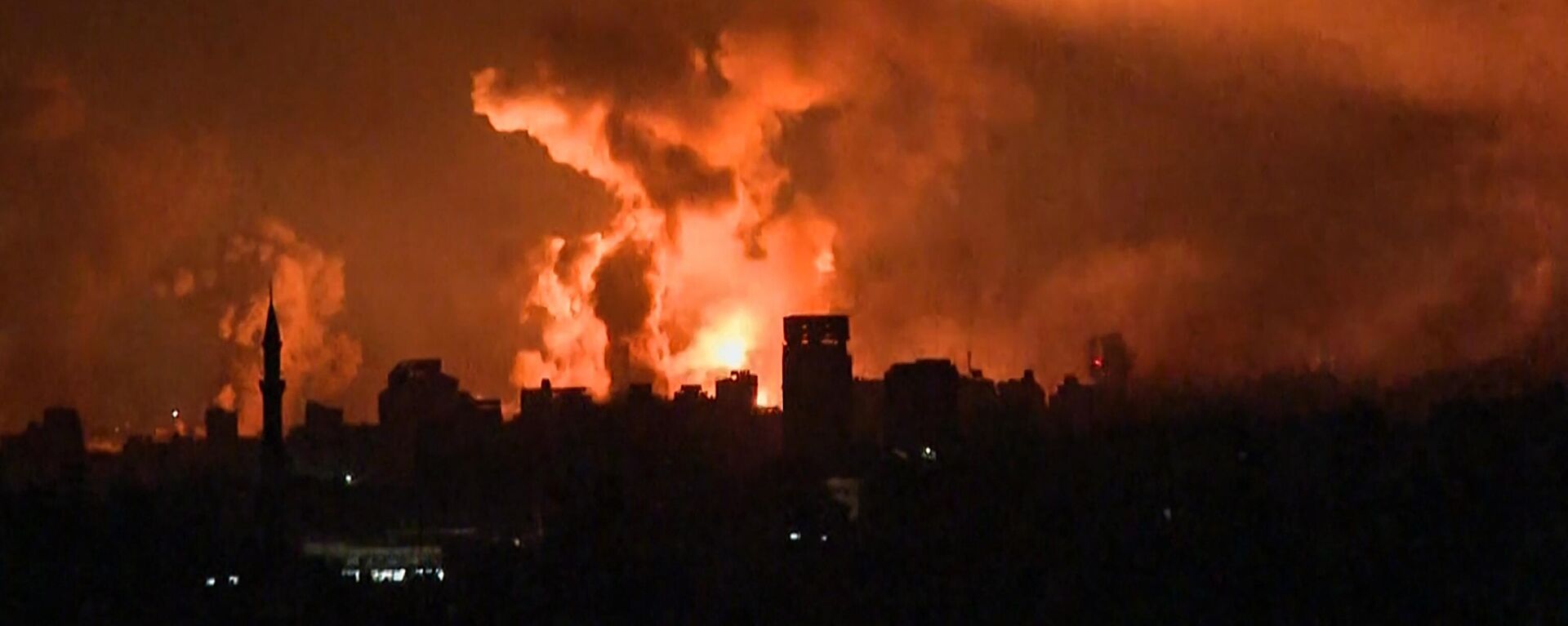 This image grab from an AFP TV footage shows balls of fire and smoke rising above Gaza City during an Israeli strike on October 27, 2023, as battles between Israel and the Palestinian Hamas movement continue - Sputnik International, 1920, 08.11.2023